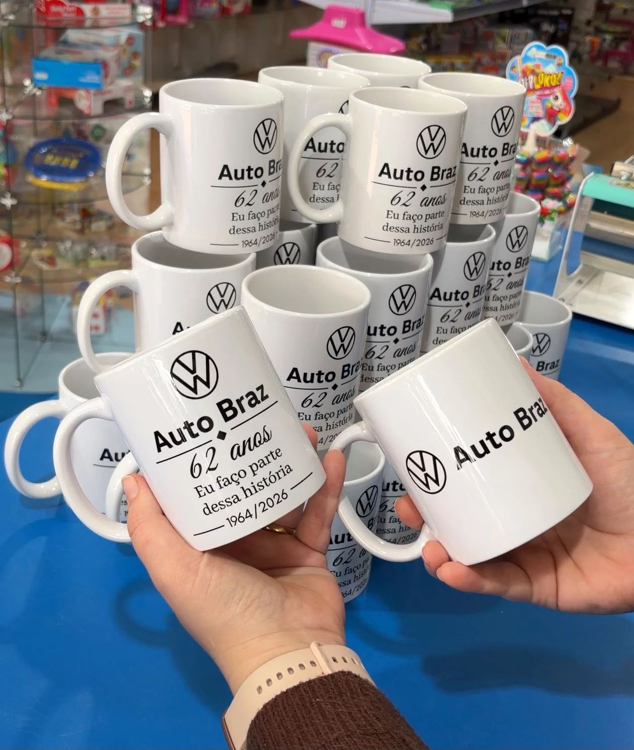 Canecas personalizadas para empresa em comemoração de aniversário
