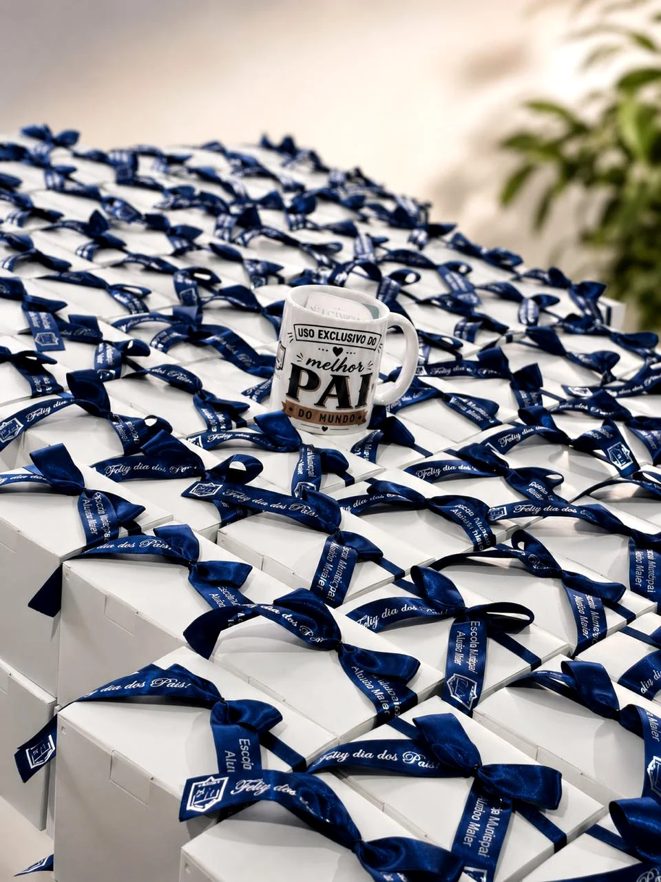 Grande pedido de canecas personalizadas preparado para escola no Dia dos Pais